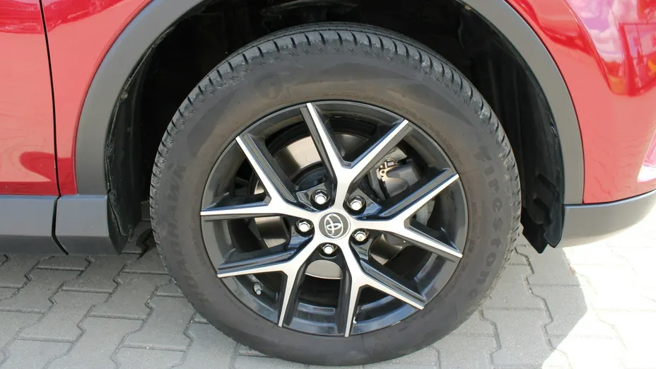 TOYOTA RAV4 -