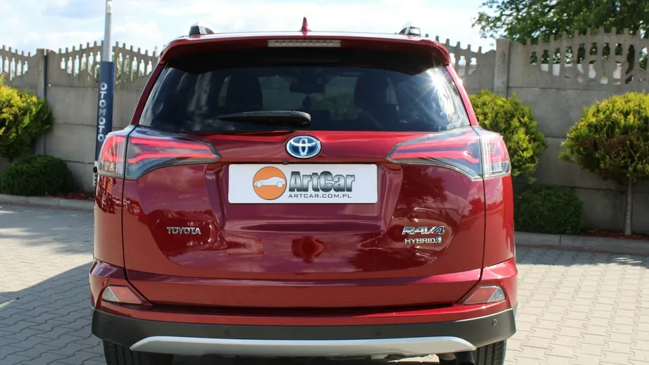 TOYOTA RAV4 -