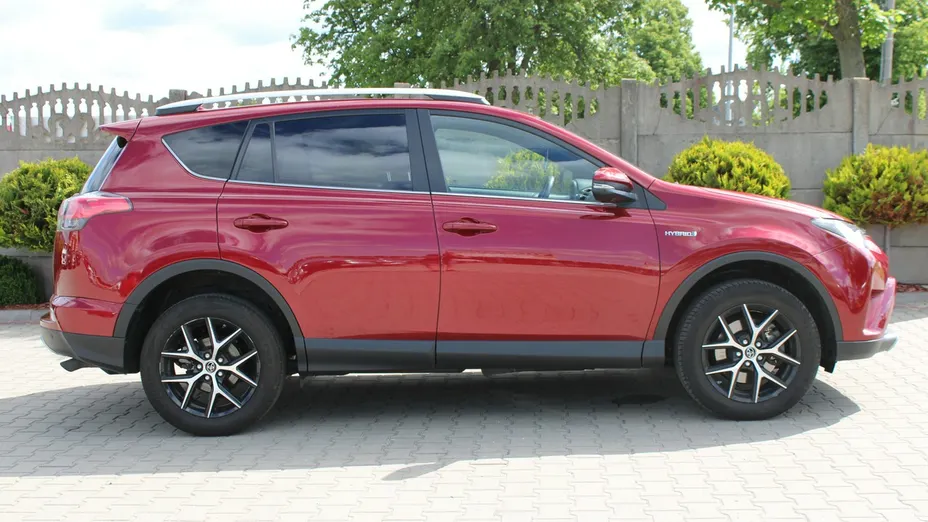 TOYOTA RAV4 -