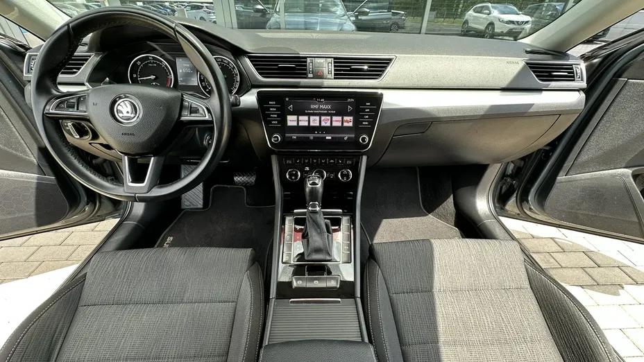 SKODA Superb -