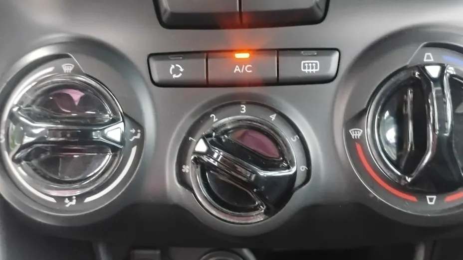 PEUGEOT 208 -