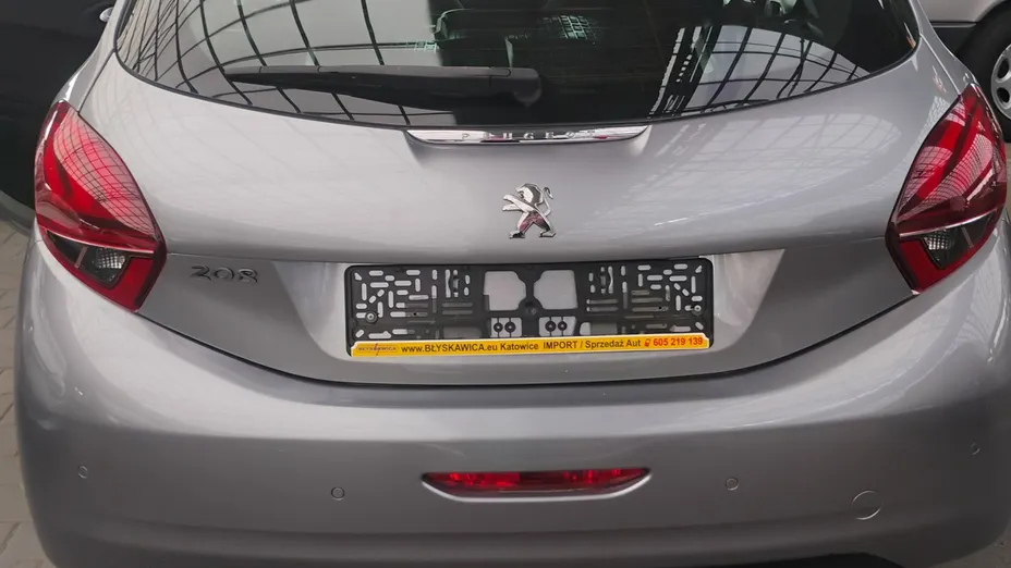 PEUGEOT 208 -