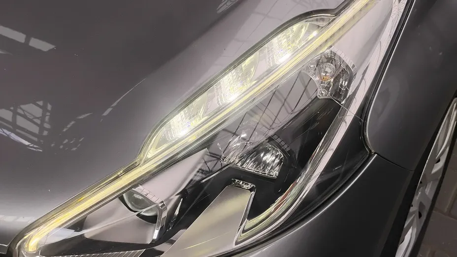 PEUGEOT 208 -