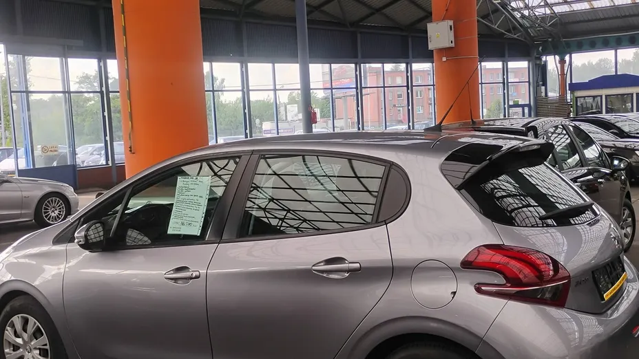 PEUGEOT 208 -