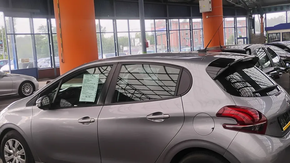 PEUGEOT 208 -