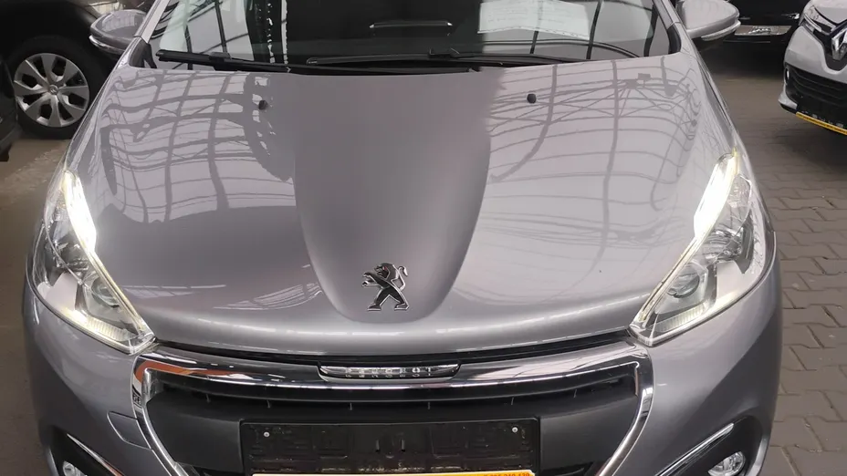 PEUGEOT 208 -