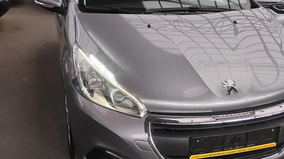 PEUGEOT 208 -