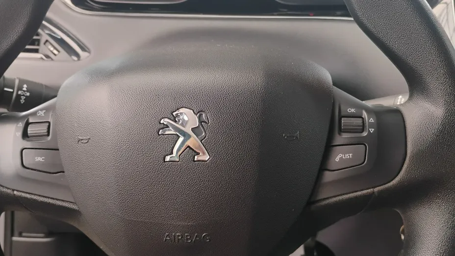PEUGEOT 208 -
