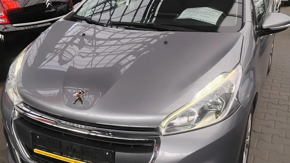 PEUGEOT 208 -