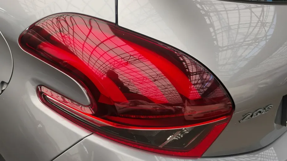 PEUGEOT 208 -