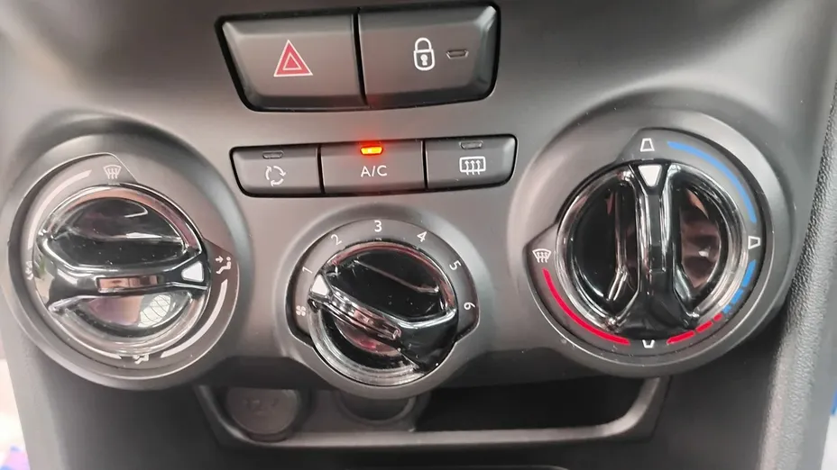 PEUGEOT 208 -