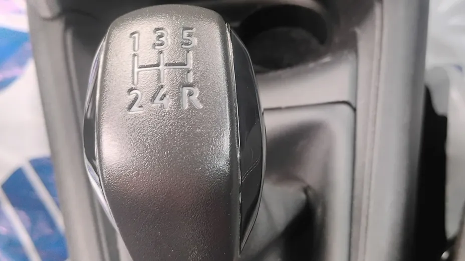 PEUGEOT 208 -