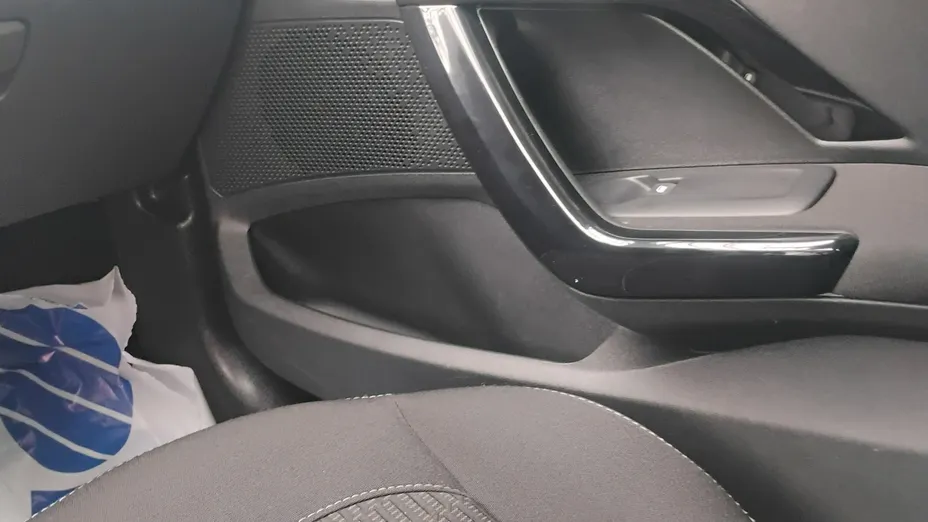 PEUGEOT 208 -