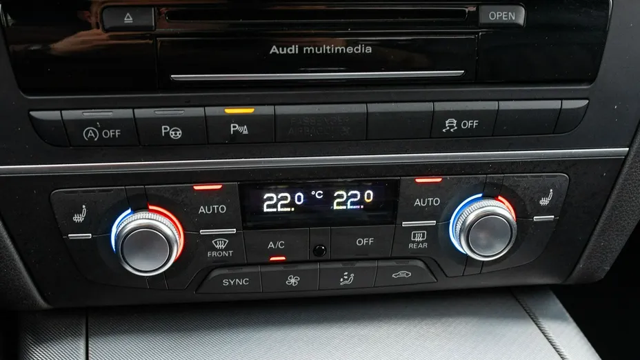 AUDI A6 -