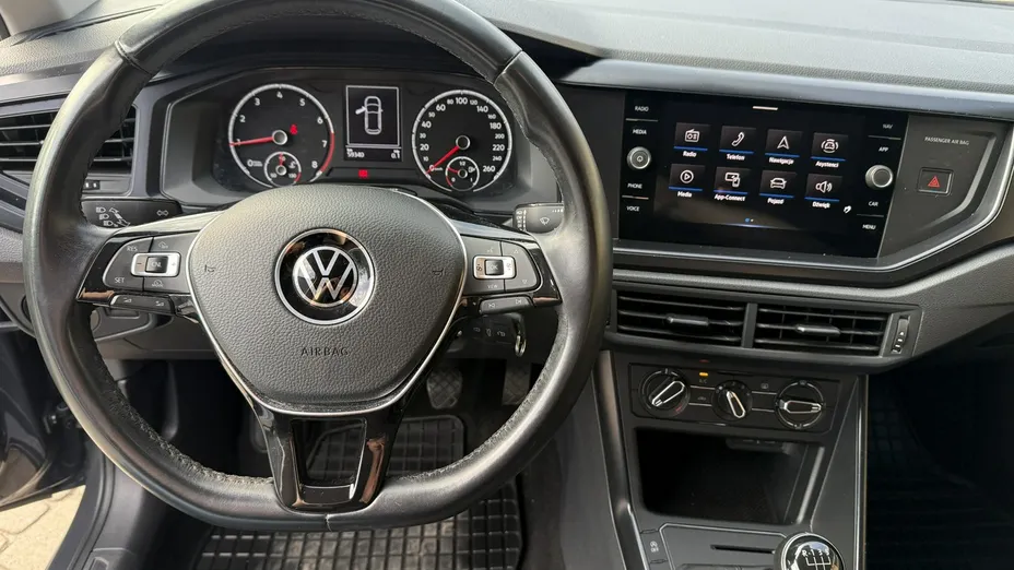 VOLKSWAGEN Polo -