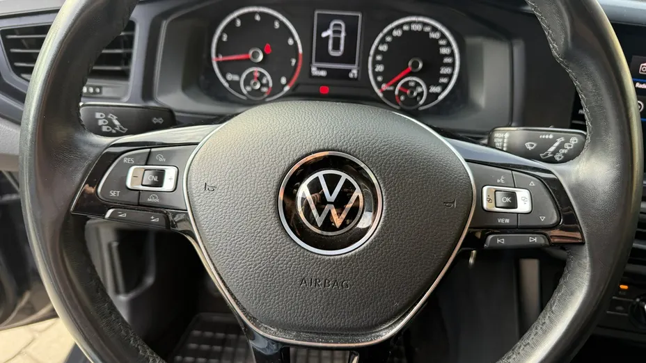 VOLKSWAGEN Polo -