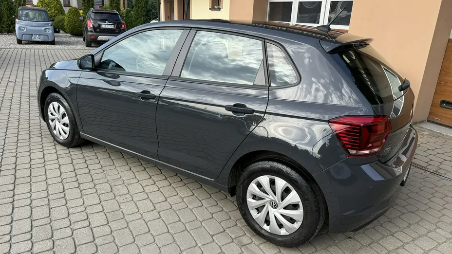 VOLKSWAGEN Polo -