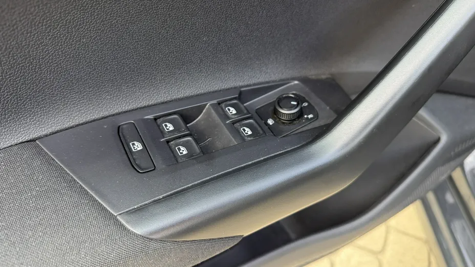 VOLKSWAGEN Polo -