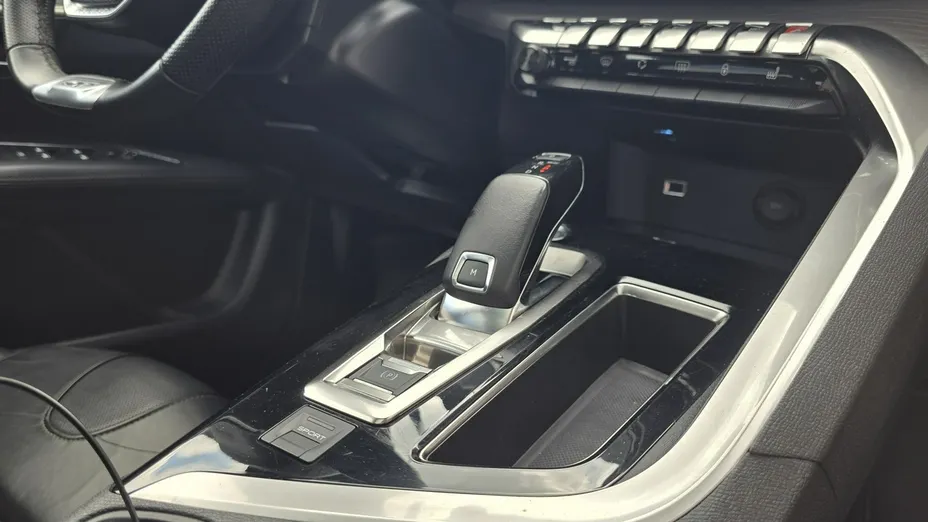 PEUGEOT 3008 -