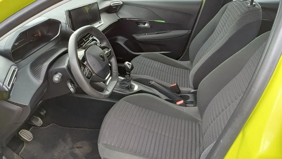 PEUGEOT 208 -