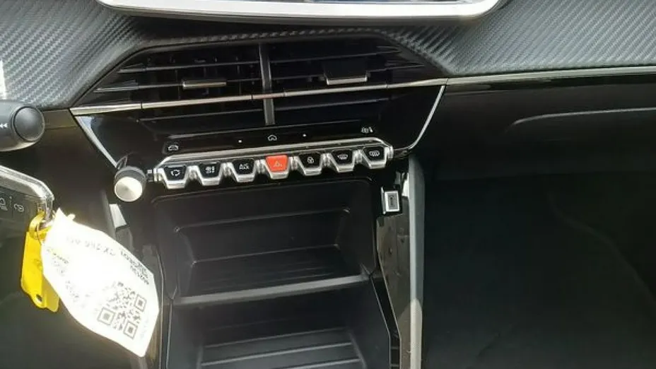 PEUGEOT 208 -