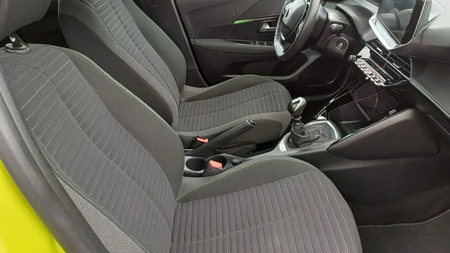 PEUGEOT 208 -