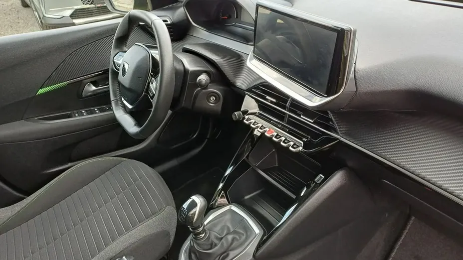 PEUGEOT 208 -