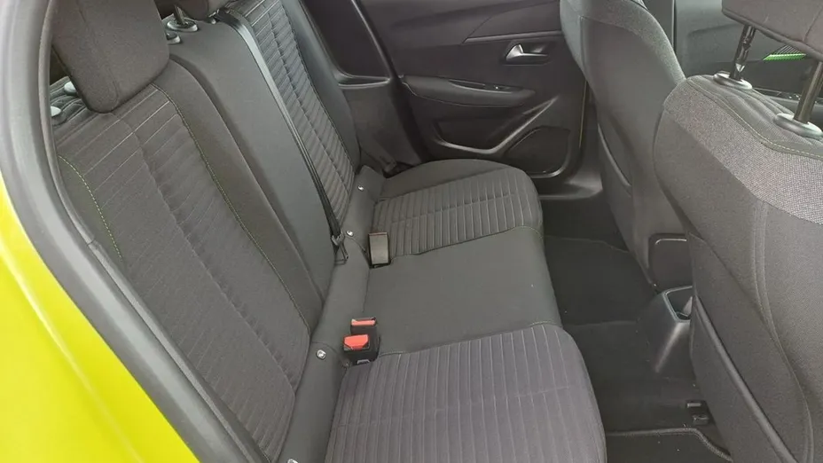PEUGEOT 208 -