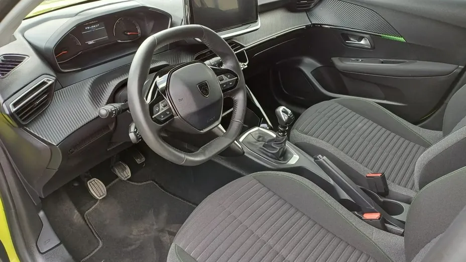 PEUGEOT 208 -