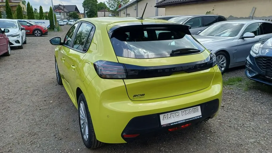 PEUGEOT 208 -