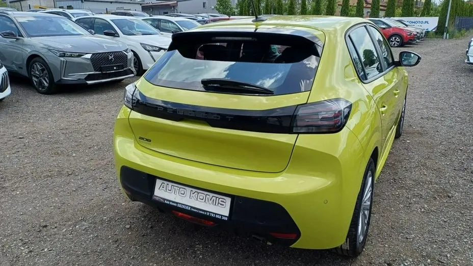 PEUGEOT 208 -