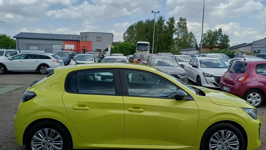 PEUGEOT 208 -