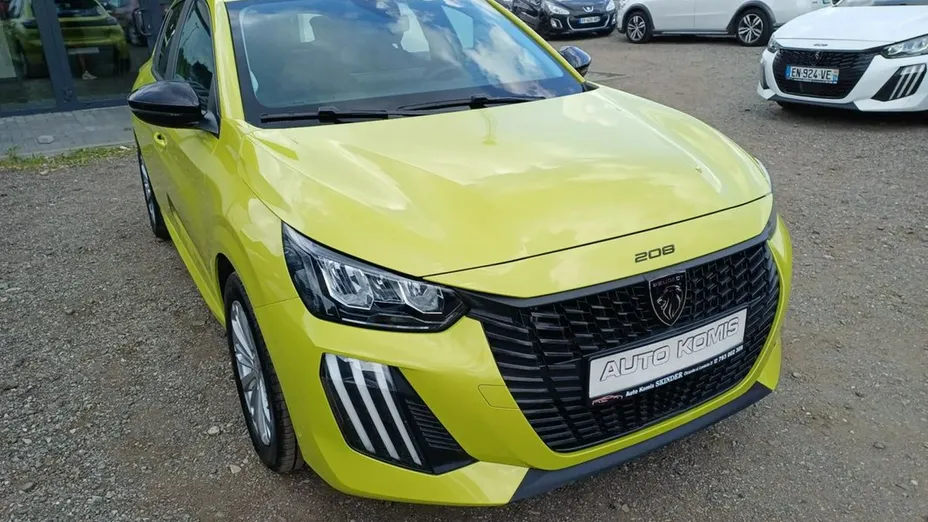 PEUGEOT 208 -