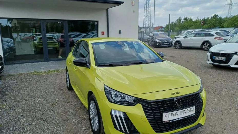 PEUGEOT 208 -