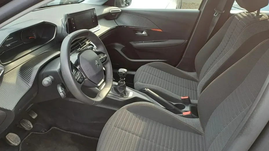 PEUGEOT 208 -