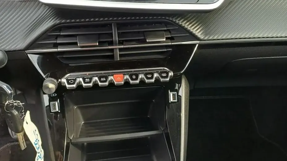 PEUGEOT 208 -