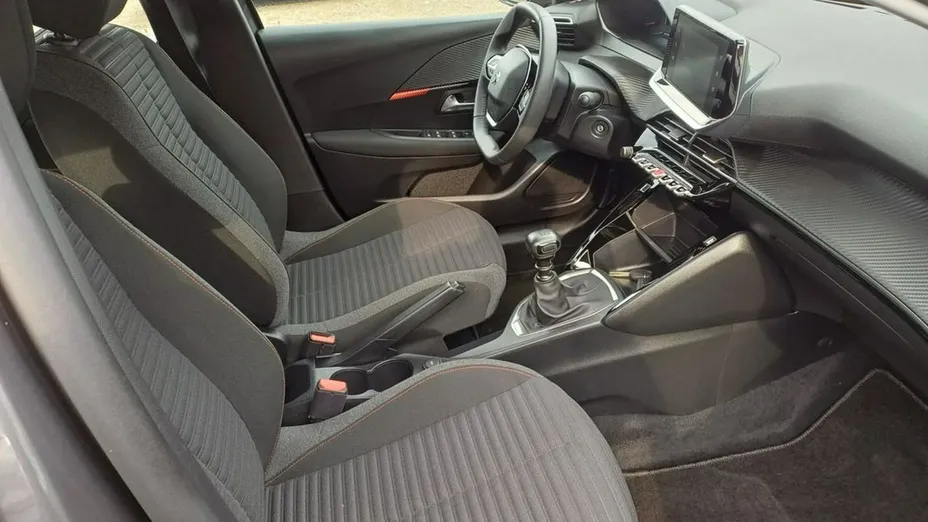 PEUGEOT 208 -