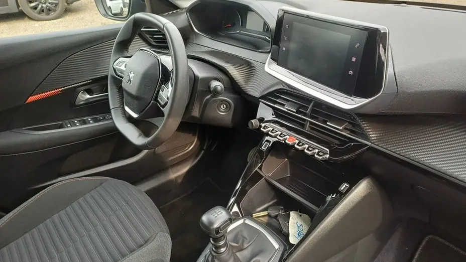PEUGEOT 208 -