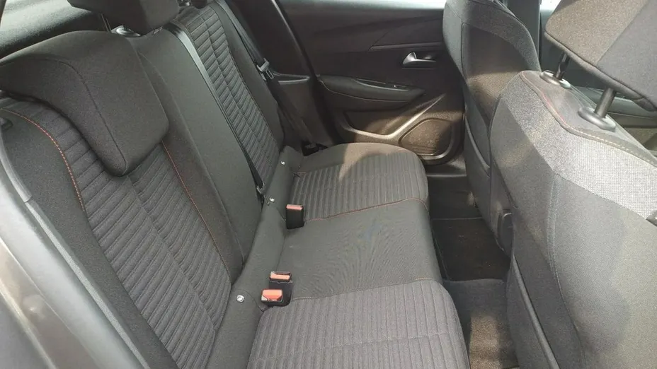 PEUGEOT 208 -