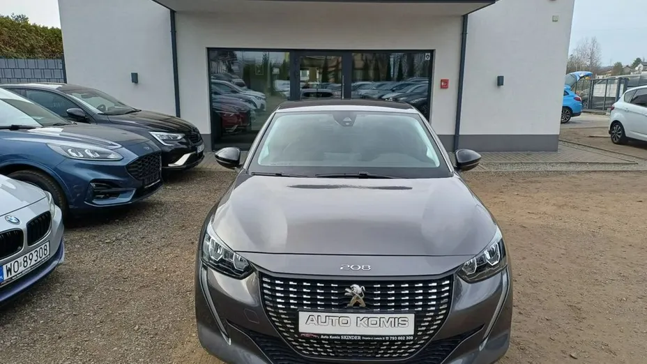 PEUGEOT 208 -