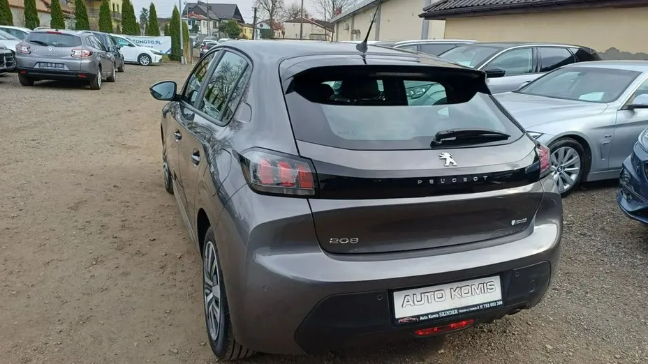 PEUGEOT 208 -