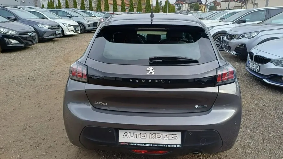 PEUGEOT 208 -