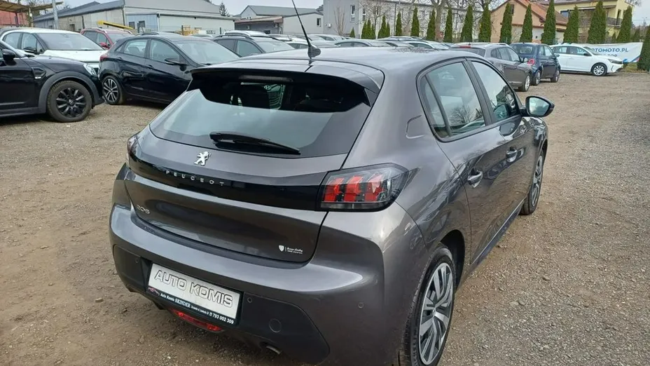 PEUGEOT 208 -
