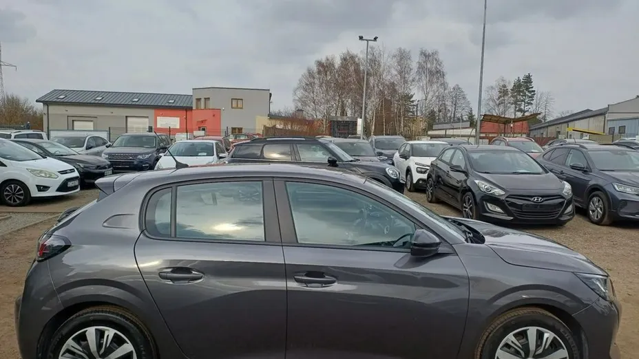 PEUGEOT 208 -