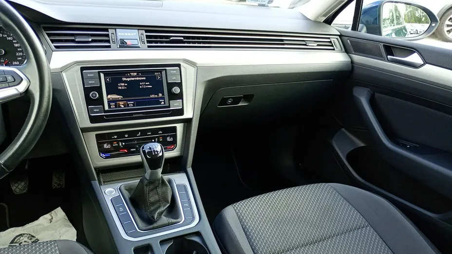 VOLKSWAGEN Passat -