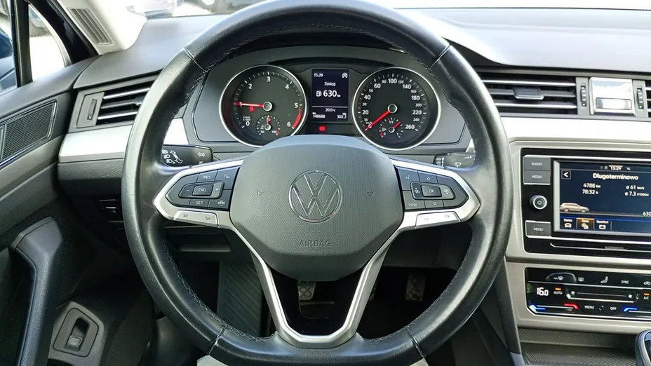 VOLKSWAGEN Passat -