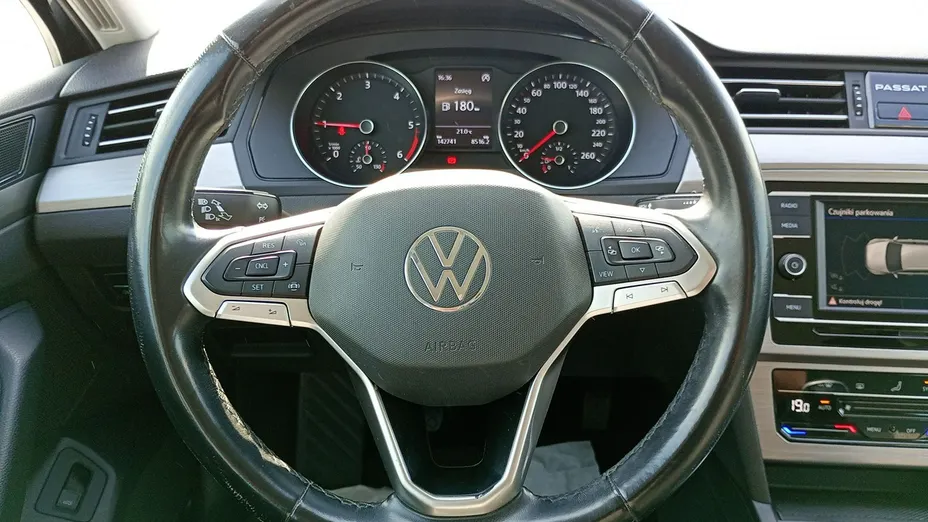 VOLKSWAGEN Passat -