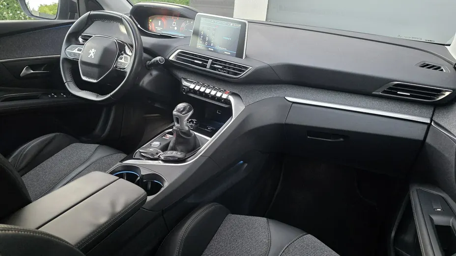 PEUGEOT 3008 -