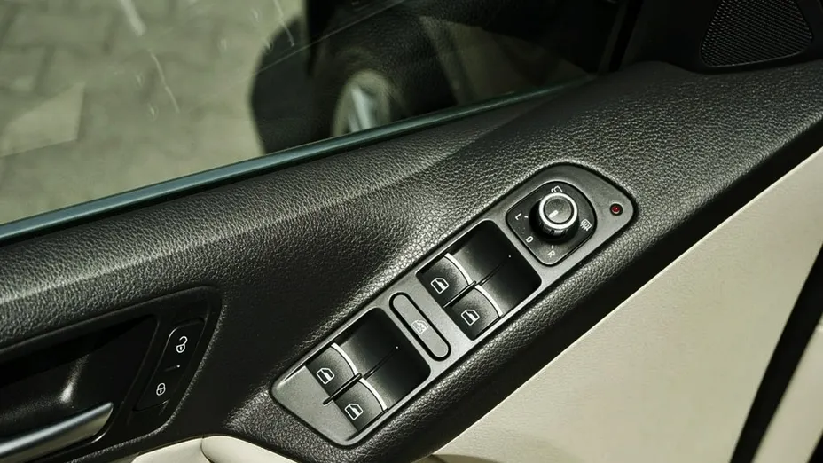 VOLKSWAGEN Tiguan -