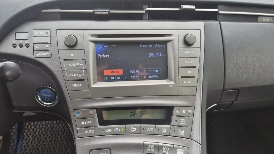 TOYOTA Prius -